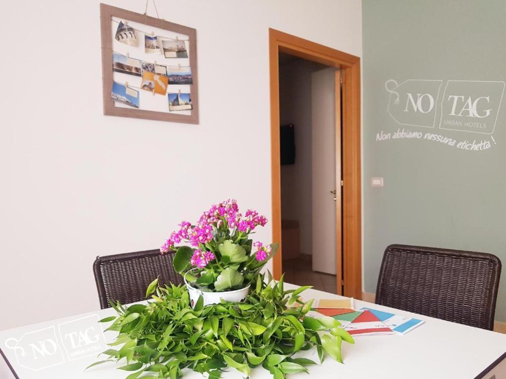 Colonna Rooms & Apartment Trani Buitenkant foto