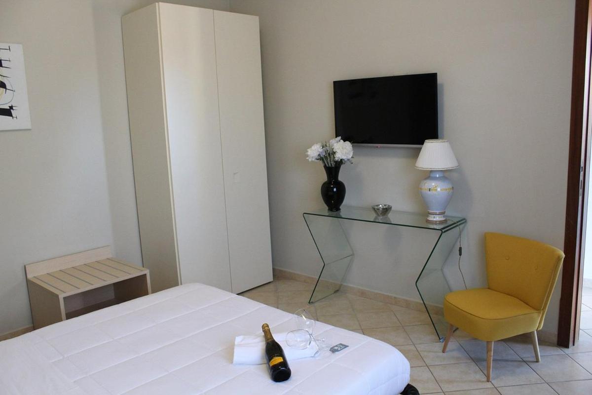 Colonna Rooms & Apartment Trani Buitenkant foto